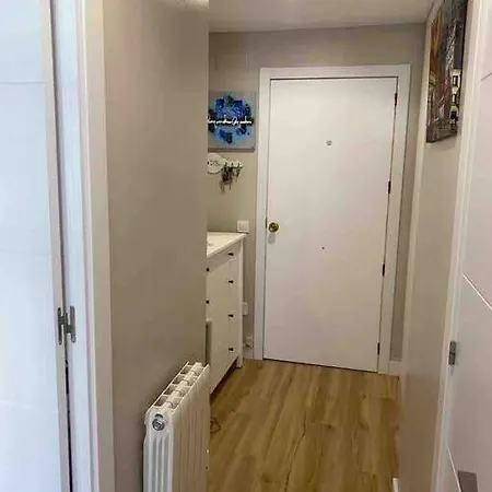 Апартаменти Lujoso Piso Enfrente De Playa De Fenals, 2 Terrazas *