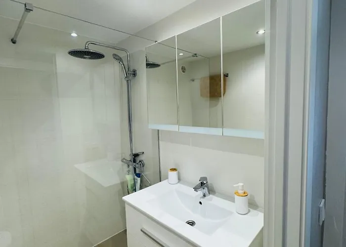 Apartmán Lujoso Piso Enfrente De Playa De Fenals, 2 Terrazas *